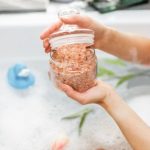 Il sale amaro in bagno? L’effetto sorprendente sulla pelle e sulla circolazione