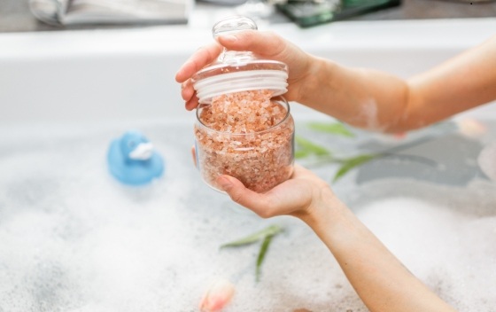 Il sale amaro in bagno? L’effetto sorprendente sulla pelle e sulla circolazione