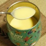 Latte caldo con uovo crudo: il rimedio della nonna per la tosse e il mal di gola