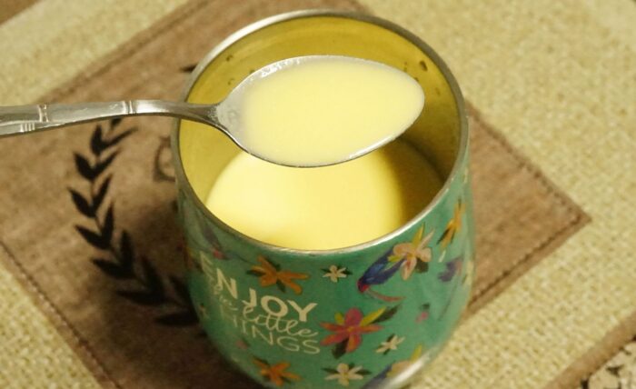 Latte caldo con uovo crudo: il rimedio della nonna per la tosse e il mal di gola