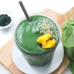 Frullato energizzante con spirulina e frutta: gusto e benefici garantiti (ricetta, benefici e controindicazioni)