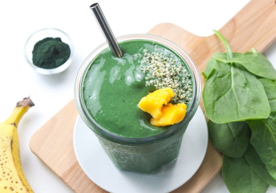 Frullato energizzante con spirulina e frutta: gusto e benefici garantiti (ricetta, benefici e controindicazioni)