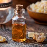 L’olio di incenso, il rimedio biblico riportato nella medicina moderna: come si utilizza e quali problemi risolve