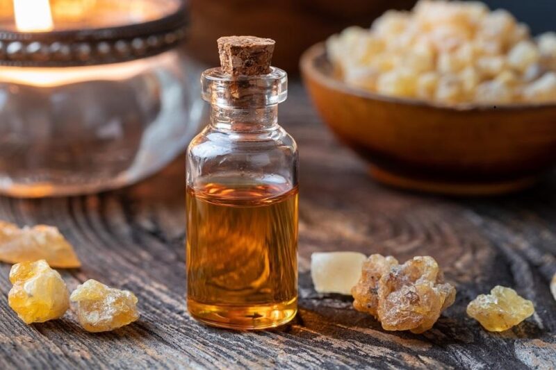 L’olio di incenso, il rimedio biblico riportato nella medicina moderna: come si utilizza e quali problemi risolve