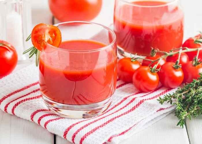 Il succo di pomodoro: una bevanda che fa molto di più che dissetare