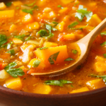 La zuppa di verdure più benefica per lo stomaco: ricetta e benefici