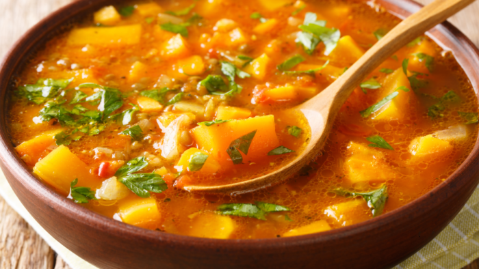 La zuppa di verdure più benefica per lo stomaco: ricetta e benefici