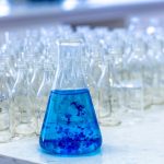 Il blu di metil: utilizzi sorprendenti, effetti terapeutici e precauzioni importanti