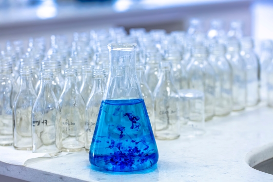 Il blu di metil: utilizzi sorprendenti, effetti terapeutici e precauzioni importanti