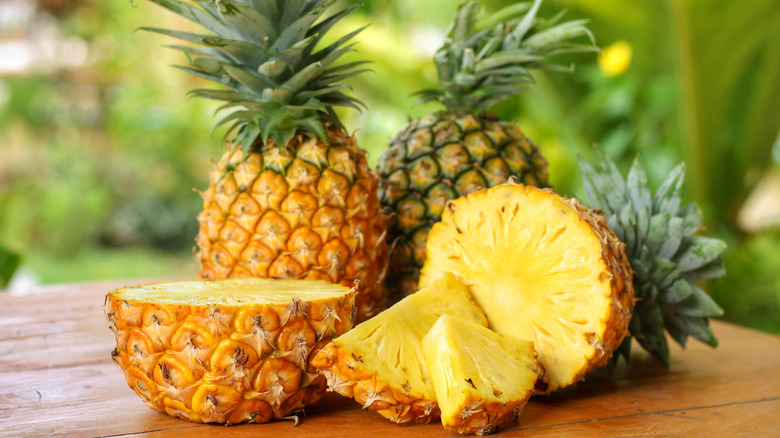 Il ananas è un frutto molto gustoso e offre una moltitudine di benefici potenti per la salute