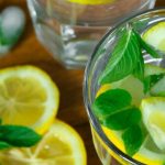 Come preparare un’acqua aromatizzata con basilico e limone per l’estate