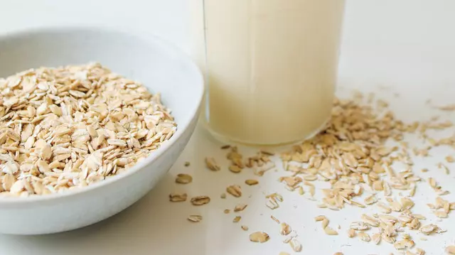 Come si prepara l’acqua d’avena che calma lo stomaco irritato