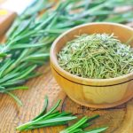 Acqua di rosmarino per il cuoio capelluto: tonico naturale contro la caduta dei capelli (ricetta e modalità d’uso)
