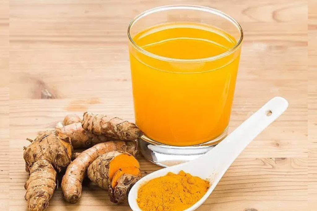 Scopri il potere curativo dell’acqua di curcuma: 12 benefici per la salute e come prepararla e consumarla
