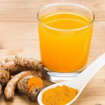 Scopri il potere curativo dell’acqua di curcuma: 12 benefici per la salute e come prepararla e consumarla