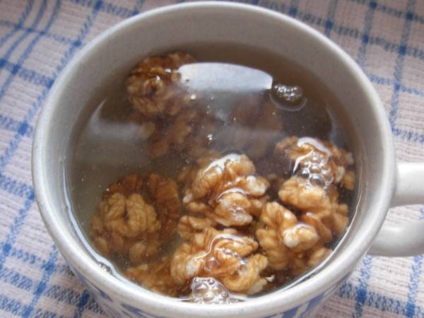 Acqua di noci: una vera meraviglia per il diabete, la ghiandola tiroidea, il funzionamento dei vasi sanguigni, le malattie cardiovascolari, la stanchezza, il sonno, ricette e benefici
