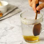 Questa bevanda, consumata al mattino a stomaco vuoto, fa miracoli per l’organismo: ricetta, benefici e controindicazioni