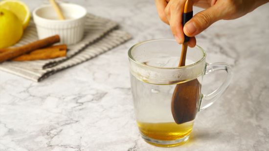 Questa bevanda, consumata al mattino a stomaco vuoto, fa miracoli per l’organismo: ricetta, benefici e controindicazioni