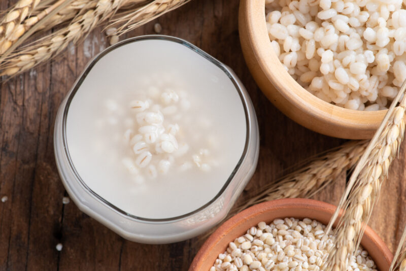 Acqua di orzo: un decotto che idrata e remineralizza il corpo