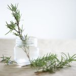 Acqua solarizzata con rosmarino: tonico mentale per la mattina