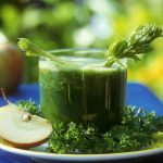 Detox con succo di prezzemolo e mela verde per 5 giorni per la disintossicazione del fegato e la purificazione del sangue