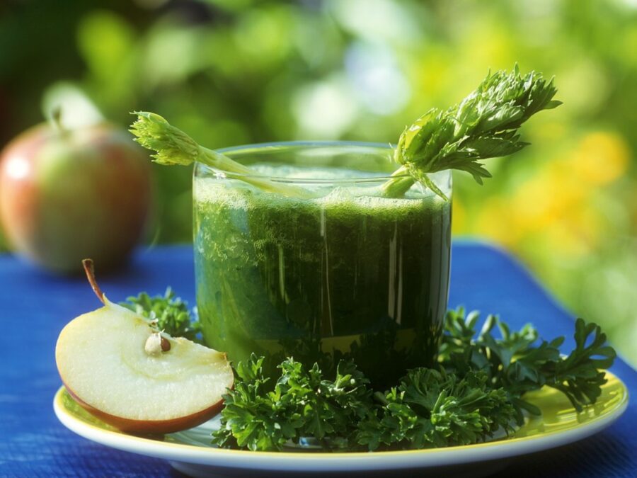 Detox con succo di prezzemolo e mela verde per 5 giorni per la disintossicazione del fegato e la purificazione del sangue