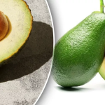 Come aiutare un avocado a maturare dopo averlo comprato. Ma se l’ho tagliato ed è troppo crudo?