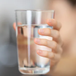 Il digiuno con acqua: Cosa dice la scienza recente, chi può praticarlo e quali rischi comporta