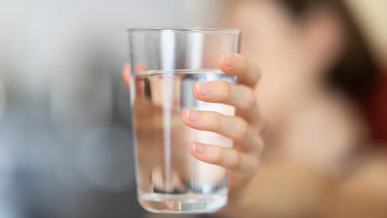 Il digiuno con acqua: Cosa dice la scienza recente, chi può praticarlo e quali rischi comporta