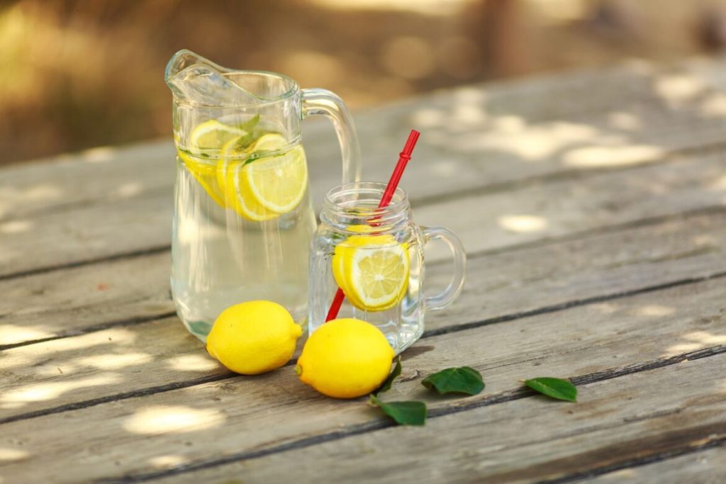 Detox con acqua e succo di limone: quanto bere e quando