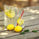 Detox con acqua e succo di limone: quanto bere e quando