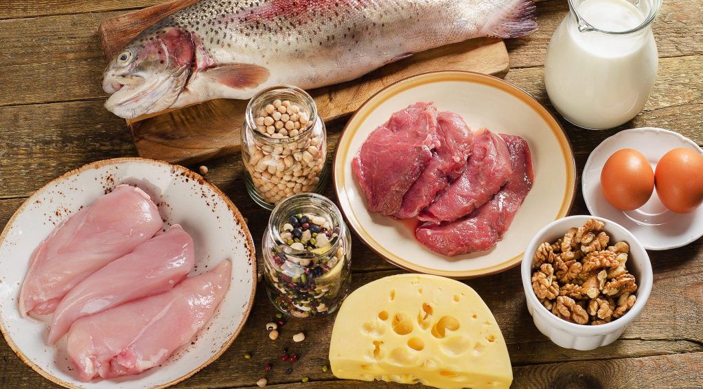 Perché abbiamo bisogno di proteine? Quante grammi al giorno? Le migliori fonti alimentari + benefici