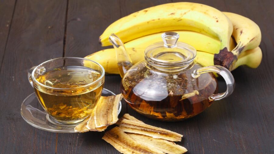 Che cos’è il tè di banana e perché dovresti provarlo? Se lo consumi la sera, ti aiuterà a dormire. Ecco come prepararlo