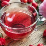 Tè di rosa canina per alleviare i sintomi di influenza, raffreddore, stress, nausea, mal di testa, infezioni renali, vertigini e molto altro.