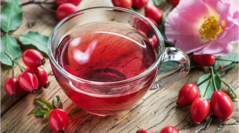 Tè di rosa canina per alleviare i sintomi di influenza, raffreddore, stress, nausea, mal di testa, infezioni renali, vertigini e molto altro.