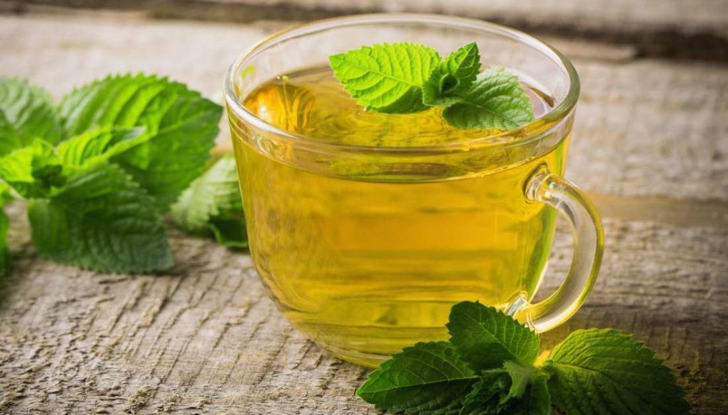 Tè di menta particolarmente efficace per molte affezioni come emicranie, asma, affaticamento fisico, bronchite e molte altre