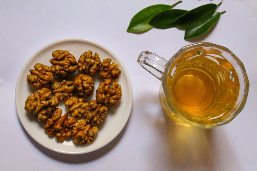 Tè miracoloso di nocciolo, scoperto da un romeno, guarisce oltre 100 malattie: ricetta e modalità di assunzione