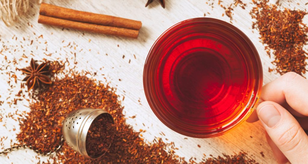 Tè rooibos molto efficace per crampi addominali, alleviamento dell’asma, insonnia, potenziamento del sistema immunitario: scopri tutti i benefici di questo delizioso tè