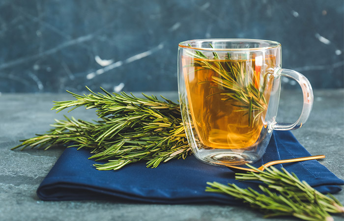Tè di rosmarino: proprietà medicinali miracolose, ideale per indigestione, anemia, Alzheimer, demenza, artrite, dolori cronici, pressione alta, tossicità, ansia, stress, depressione e molto altro