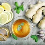 Tè di aglio con zenzero, limone e miele, particolarmente buono per la perdita di peso, il sistema respiratorio e il sistema immunitario