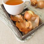 Acqua di bucce di cipolla: quali effetti ha se bevuta al mattino a stomaco vuoto (ricetta e consumo)