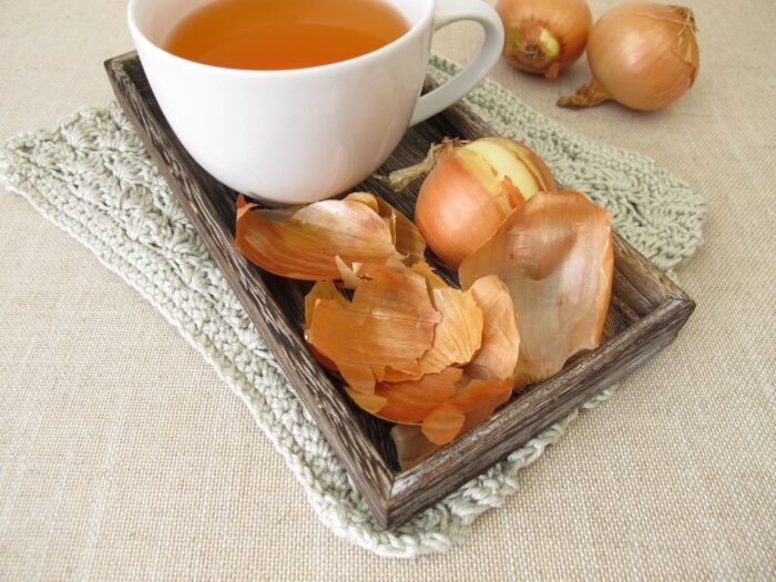 Acqua di bucce di cipolla: quali effetti ha se bevuta al mattino a stomaco vuoto (ricetta e consumo)
