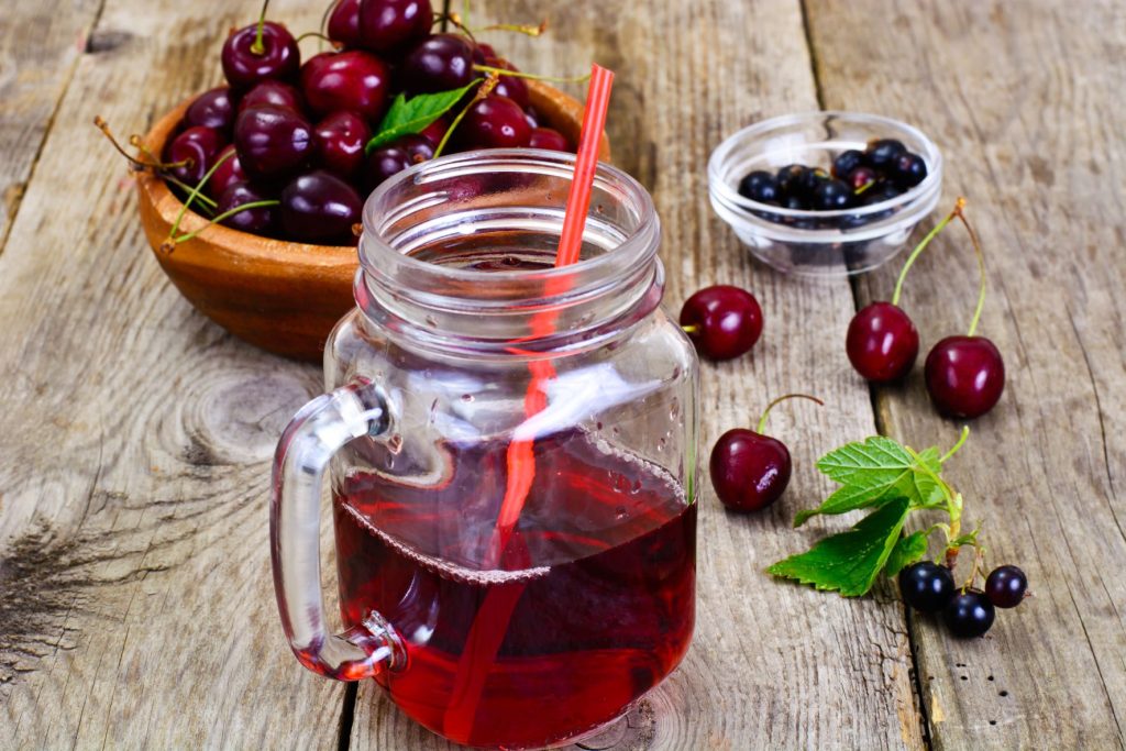 Rimedio con ciliegie o vino per la gotta riduce in modo naturale il livello di acido urico nel sangue