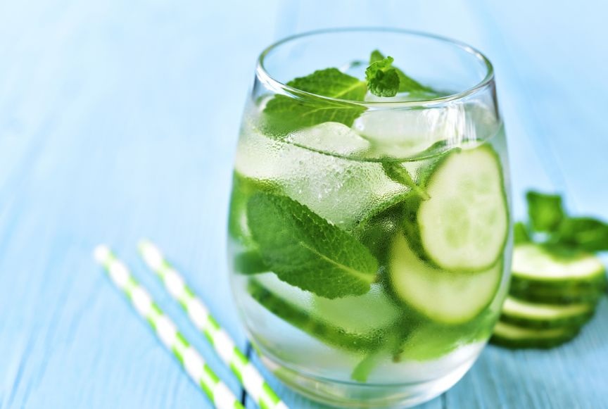 Ricetta semplice di acqua con cetriolo e menta per idratare tra i pasti
