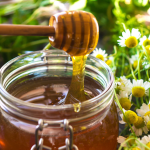 Rimedio naturale per il trattamento della congiuntivite con miele e camomilla