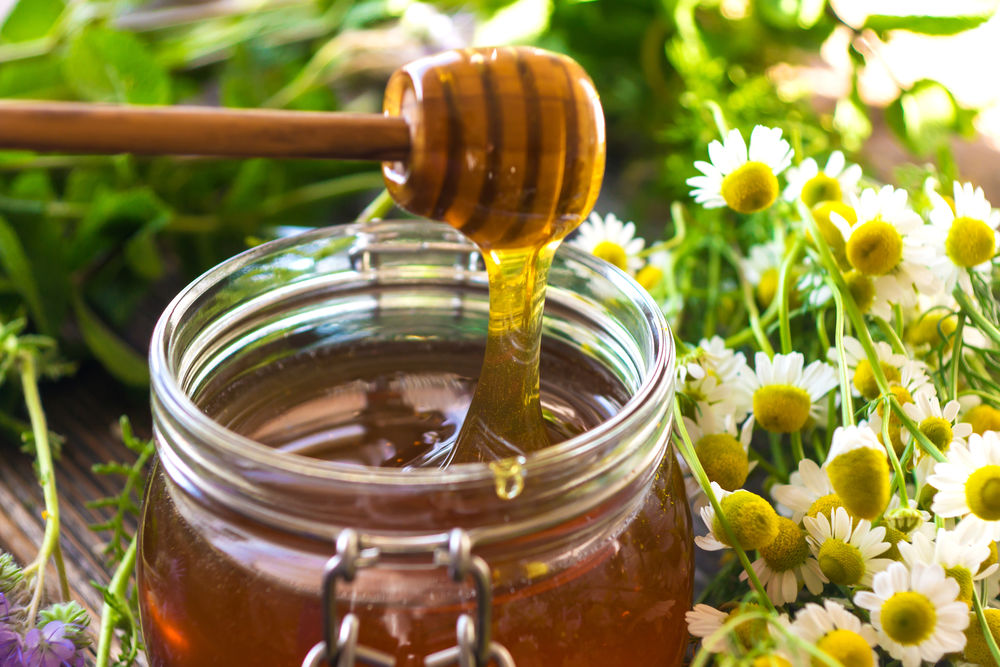 Rimedio naturale per il trattamento della congiuntivite con miele e camomilla