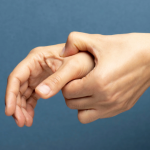 Come un semplice massaggio delle mani può migliorare il sonno