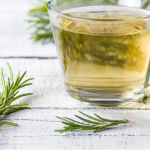 Acqua al rosmarino che allontana la stanchezza cronica: rituale antichi di rinvigorimento