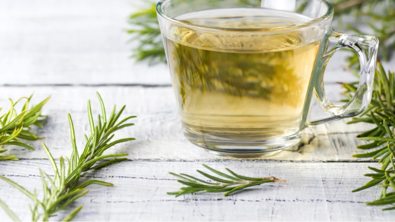 Acqua al rosmarino che allontana la stanchezza cronica: rituale antichi di rinvigorimento