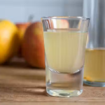 Bevi acqua con aceto di mele prima dei pasti: effetti confermati dai nutrizionisti